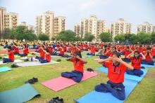 On the occasion of 9th International Day of Yoga, Commissioner, KVS Smt. Nidhi Pandey performs Yoga with students of KV No. 1 Delhi Cantt.